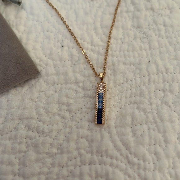 VINCE CAMUTO TRICOLOR STONE PENDANT NECKLACE 💙 - Picture 4 of 4